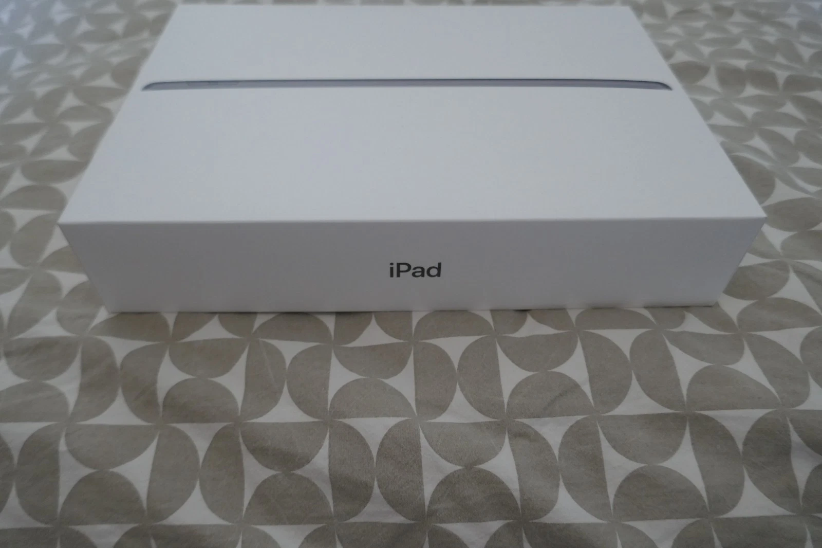 Apple iPad 9th Gen. 64GB, Wi-Fi, 10.2 in - Space Grey - Brand New thumbnail 2